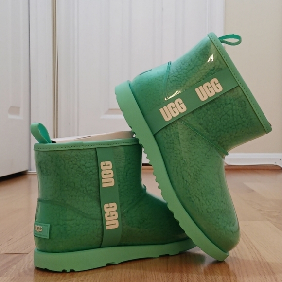 🔥 Todays Special Ugg Classic Clear Mini Waterproof Boots size 6 Youth/7.5 Women - Picture 9 of 13
